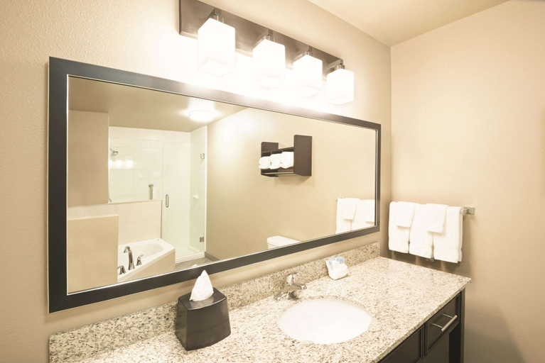 Bathroom 5, La Quinta Inn & Suites by Wyndham Billings, Yellowstone