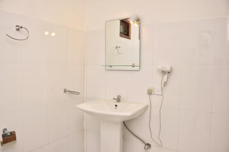 Bathroom 3, Sunrise Cottage, Dambulla
