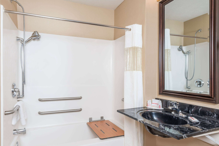 Bathroom 4, Ramada by Wyndham Strasburg/Shenandoah Valley, Shenandoah