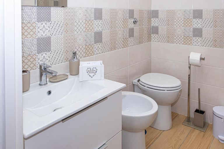 Bathroom 4, B&B VERZUS, Napoli