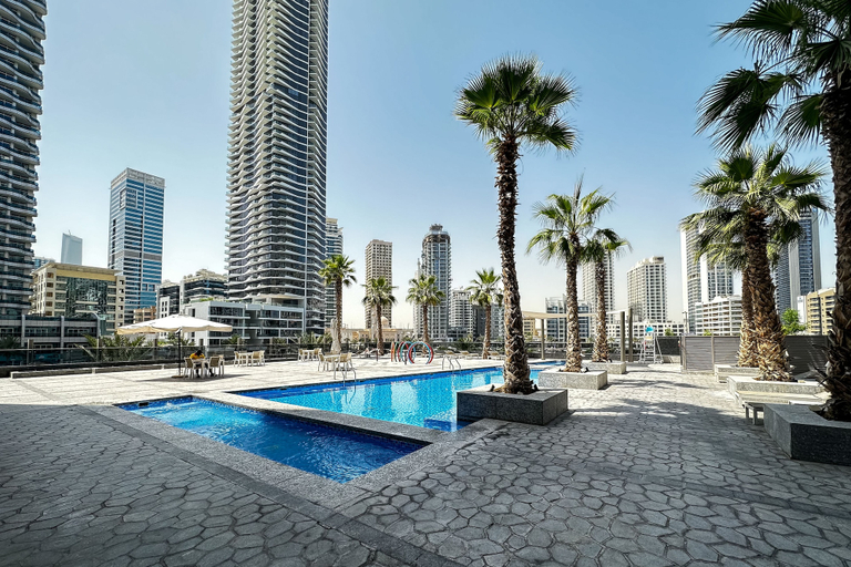 Outdoor pool, Stunning 1B Apartment With Balcony in Dubai Marina, Dubai