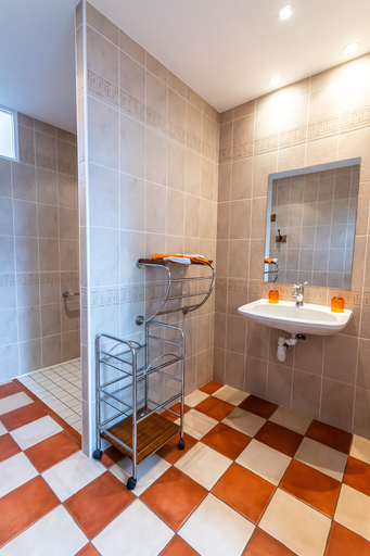 Bathroom 5, Le Domaine des Écoliers, Vendée