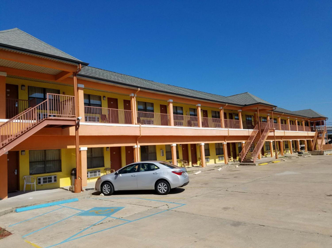 Exterior & Views 2, The Heart of Texas Motel, Travis