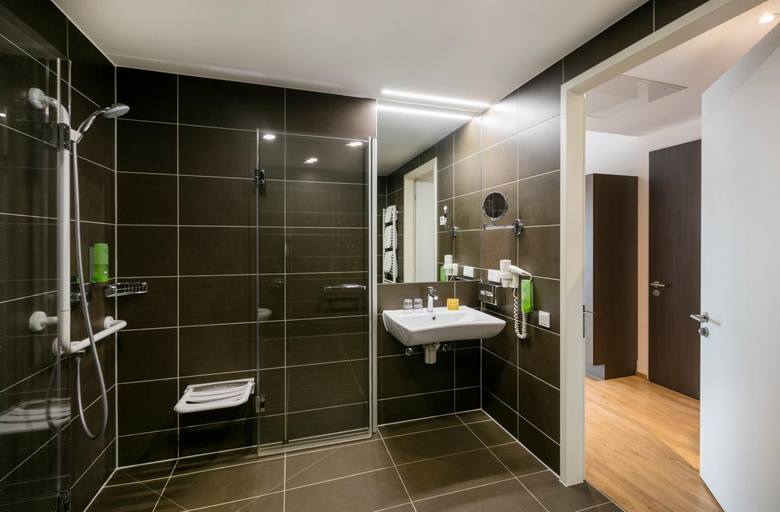 Bathroom 5, JUFA Hotel Hamburg HafenCity, Hamburg