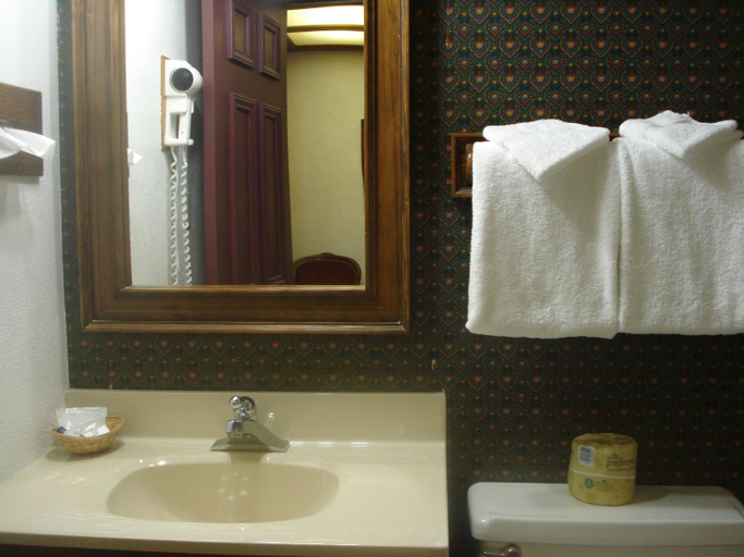 Bathroom 5, Sequim West Inn Cottages, Clallam
