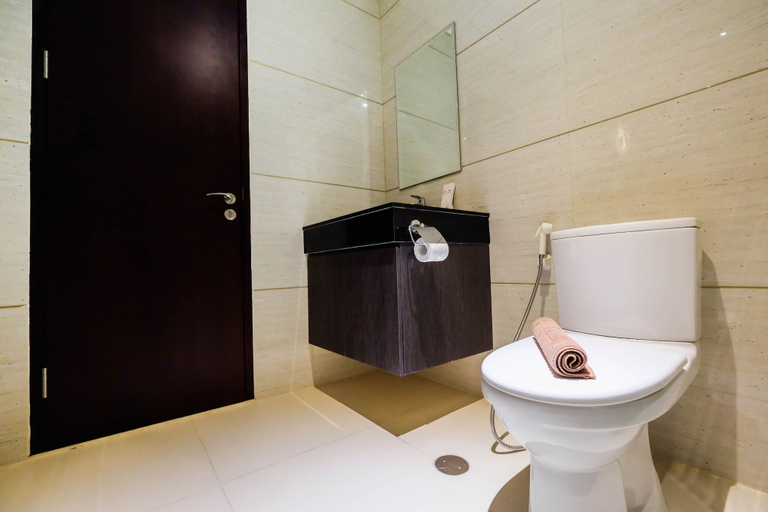 Bathroom 4, Spacious and Artsy Studio Apartment at Brooklyn Alam Sutera, Tangerang