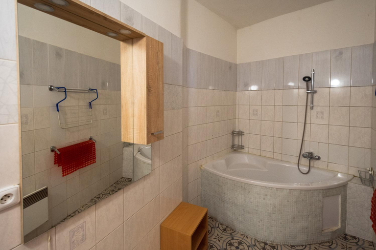 Bathroom 2, Red Point, Tábor