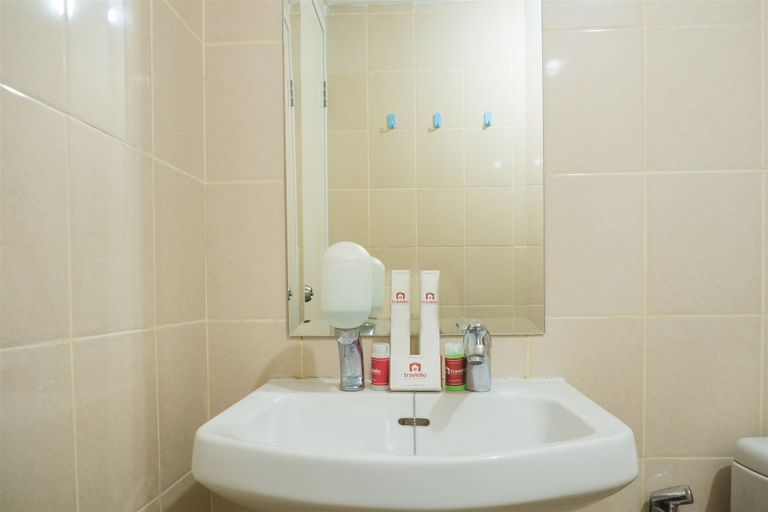 Bathroom 4, Compact 2BR with Sofa Bed at Parahyangan Residence, Bandung