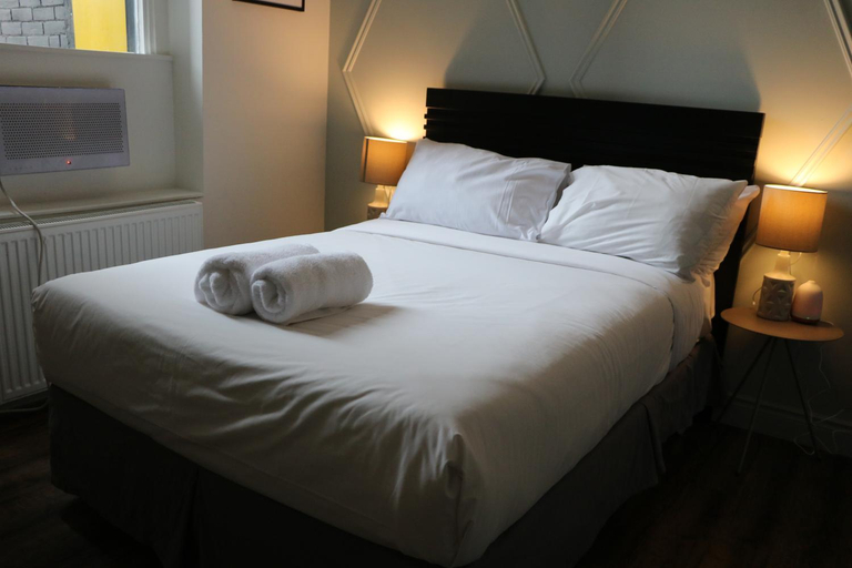 Bedroom 3, Knights Inn Downtown Toronto, Toronto