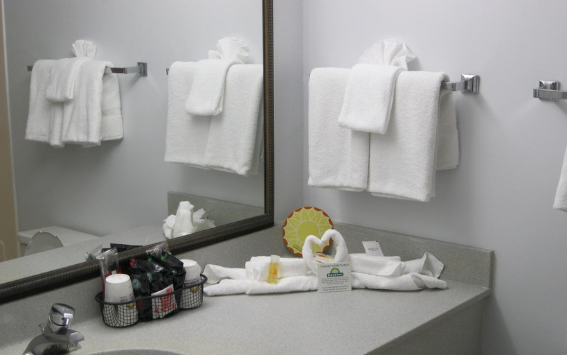 Bathroom 4, Days Inn by Wyndham Daytona Oceanfront, Volusia
