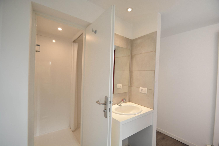 Bathroom, Auberge de Jeunesse de La Roche - Champlon, Luxembourg