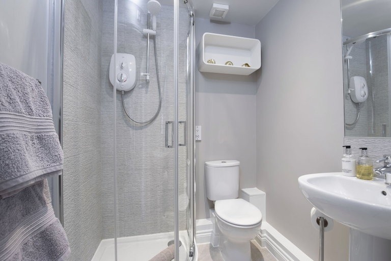 Bathroom, Elliot Oliver - Modern 2 Bedroom Town Centre Apartment, Gloucestershire