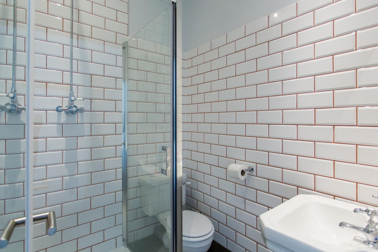 Bathroom 3, The Dolphin, West Berkshire