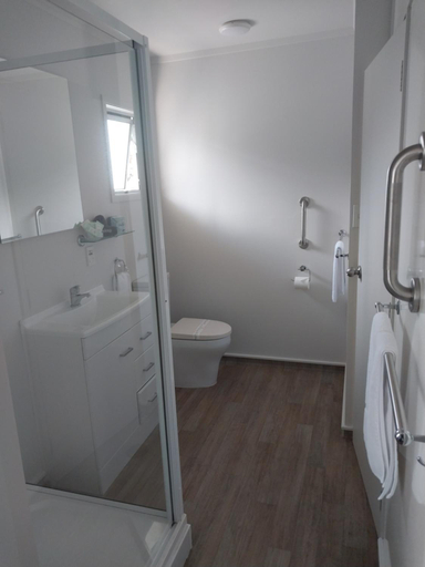 Bathroom 5, Bayview Motel, Far North