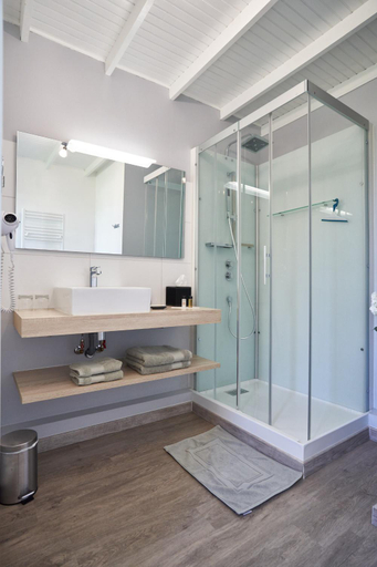 Bathroom 2, Clos Bernon, Gironde