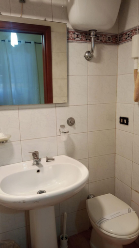 Bathroom 4, Hotel Eliseo Napoli, Napoli