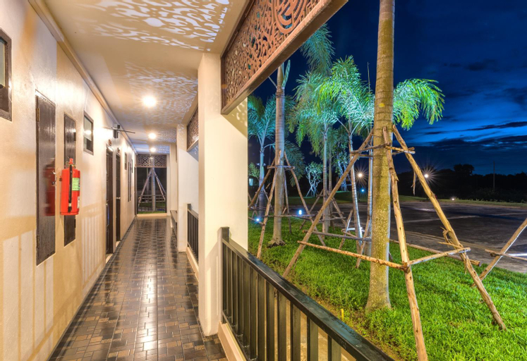 Exterior & Views 8