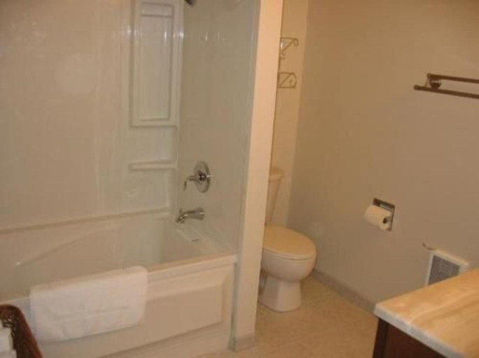 Bathroom 5, PINE TREE INN AND BAKERY BED AND BREAKFAST, Lincoln