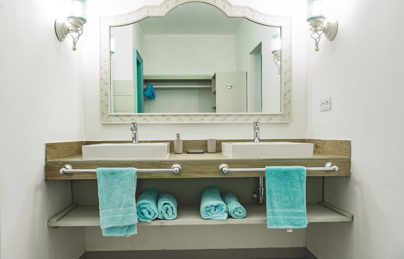 Bathroom 4, Le Mandala Moris