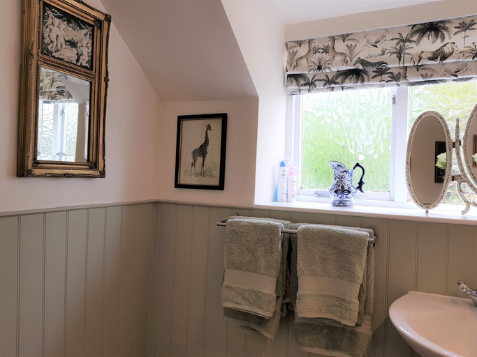 Bathroom 4, Cruck Cottage, North Yorkshire