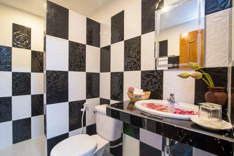 Bathroom 4, Chamraoen's Home, Siem Reap