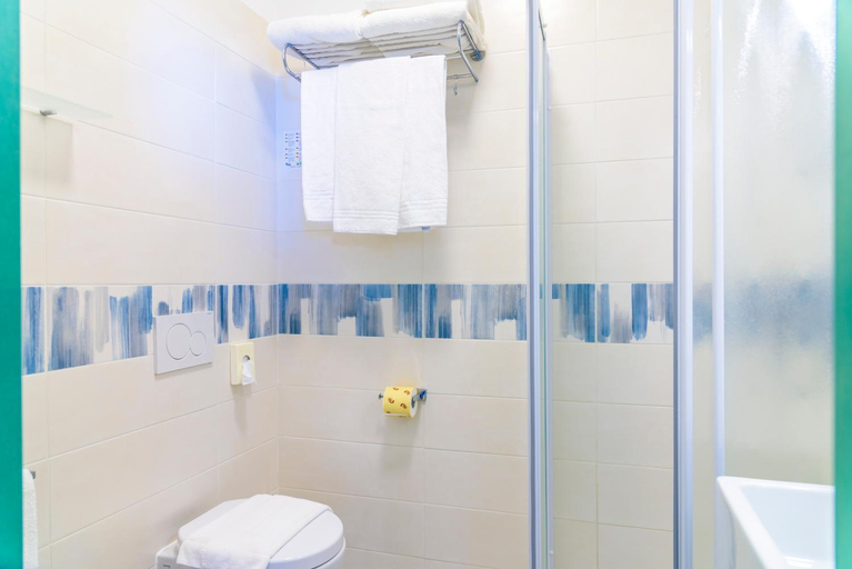 Bathroom 4, Hotel Montecristo, Livorno