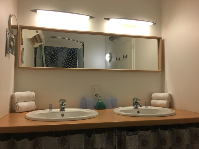 Bathroom 1, Le Clos Galan, Hautes-Pyrénées