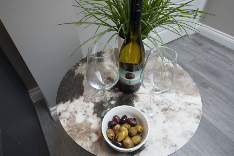 Food & Drinks 5, Elliot Oliver - Modern 2 Bedroom Town Centre Apartment, Gloucestershire