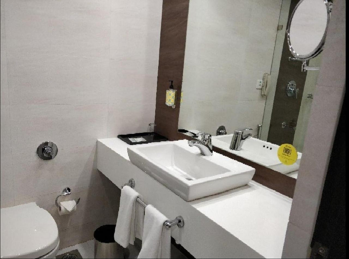 Bathroom 4, Lemon Tree Hotel Banjara Hills, Hyderabad