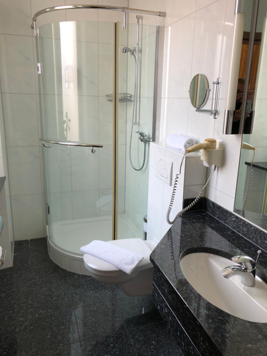 Bathroom 3, Frischbier's Hotel-Restaurant, Saarlouis