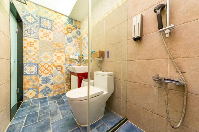 Bathroom 3, Long To Sea Again, Hualien