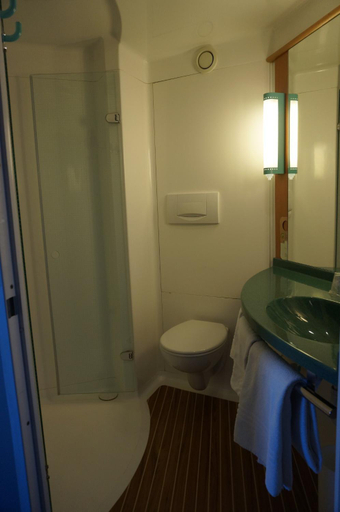 Bathroom 4, ibis Auch, Gers
