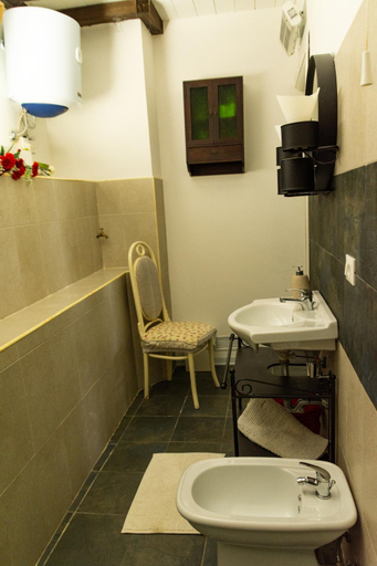 Bathroom, Su da noi, Trieste