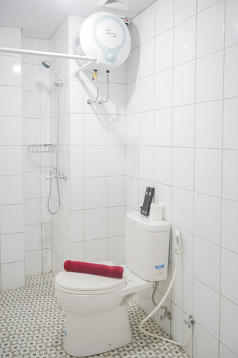 Bathroom 2, Comfy and Stylish 2BR Emerald Bintaro Apartment, South Tangerang