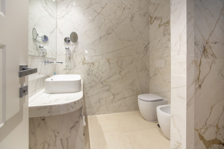 Bathroom 5, Hotel Pagoda, Napoli