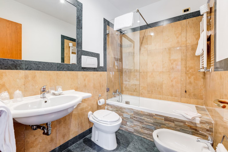 Bathroom 5, Romoli, Rome