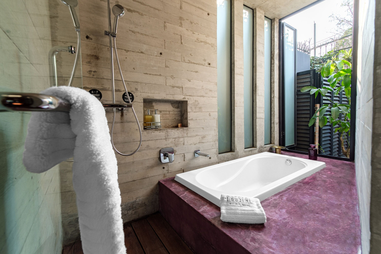 Bathroom 4, Pug Seal Polanco Anatole France, Mexico City