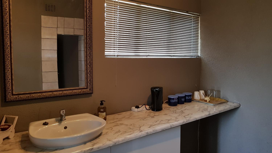 Others 3, Gluckman Drive Guesthouse, Lejweleputswa