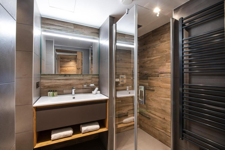 Bathroom 2, Hotel Manali, Savoie