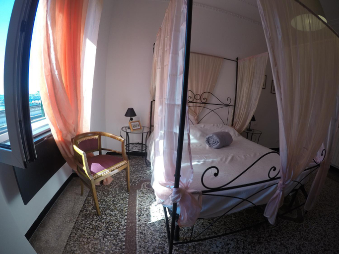 Others 5, B&B Al Fronte del Porto, Genova