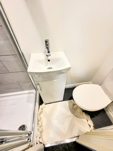 Bathroom 3, Large Modern House with Parking, Sheffield