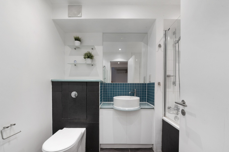 Bathroom 3, King's Cross Penthouse by MoreThanStays, London