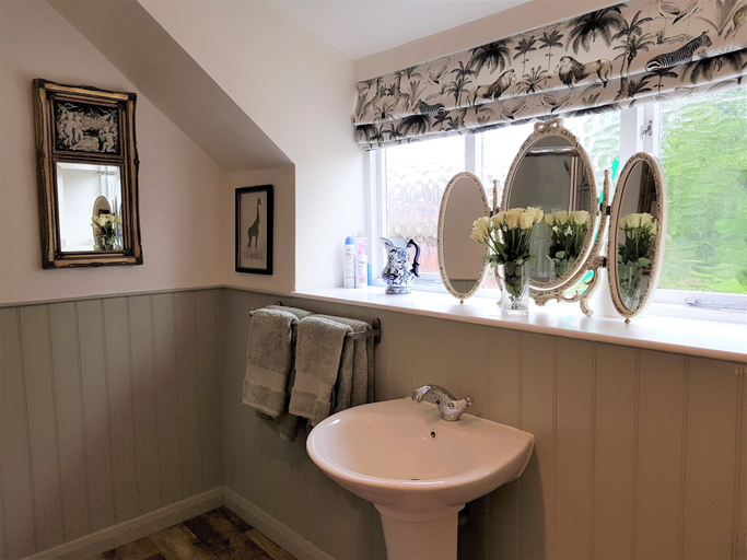 Bathroom 4, Cruck Cottage, North Yorkshire