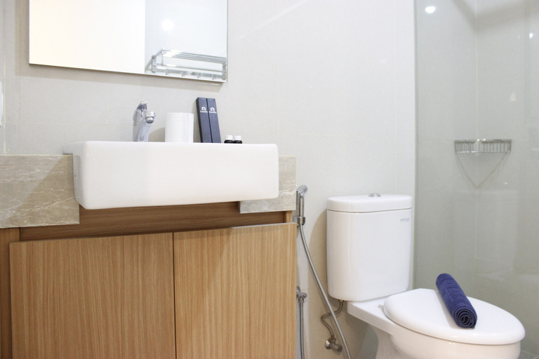 Bathroom 3, Deluxe & Cozy 2BR Apartment at Landmark Residence, Bandung