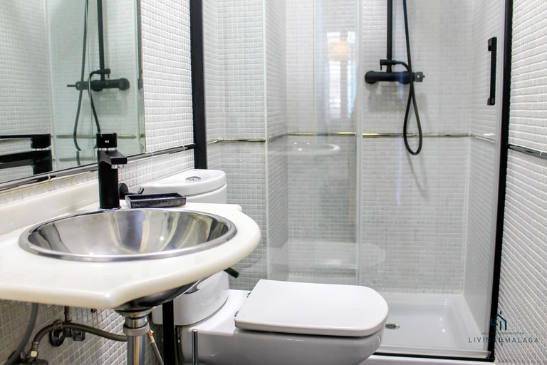 Bathroom 2, Apartamentos Livin4Malaga, Málaga