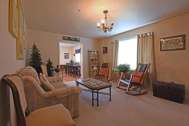 Public Area, PINE TREE INN AND BAKERY BED AND BREAKFAST, Lincoln