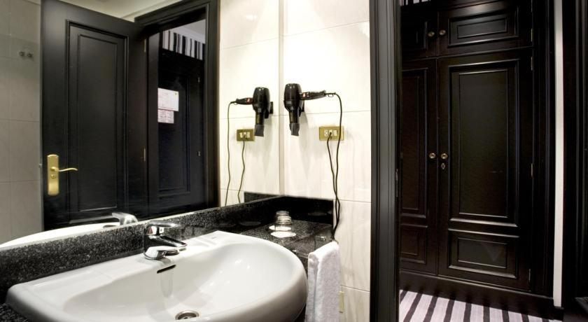 Bathroom 4, Hotel Clarin, Asturias