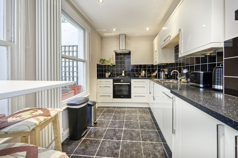 Others 5, Spacious Pimlico Apartment by Underthedoormat, London