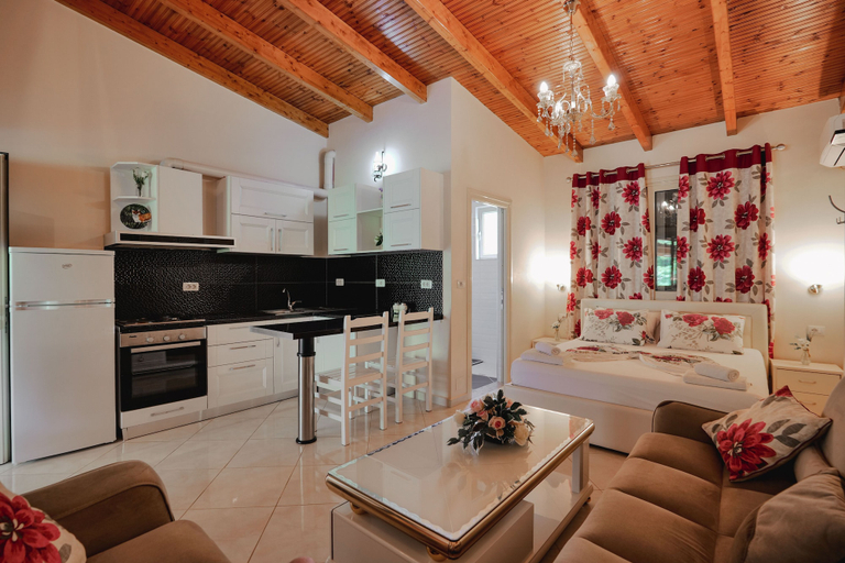 Others 4, Villa Matilda, Sarandës