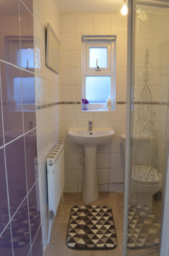 Bathroom 4, Old Trafford Guest House, Trafford